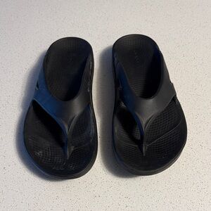 OOFOS Black Flip-Flops
